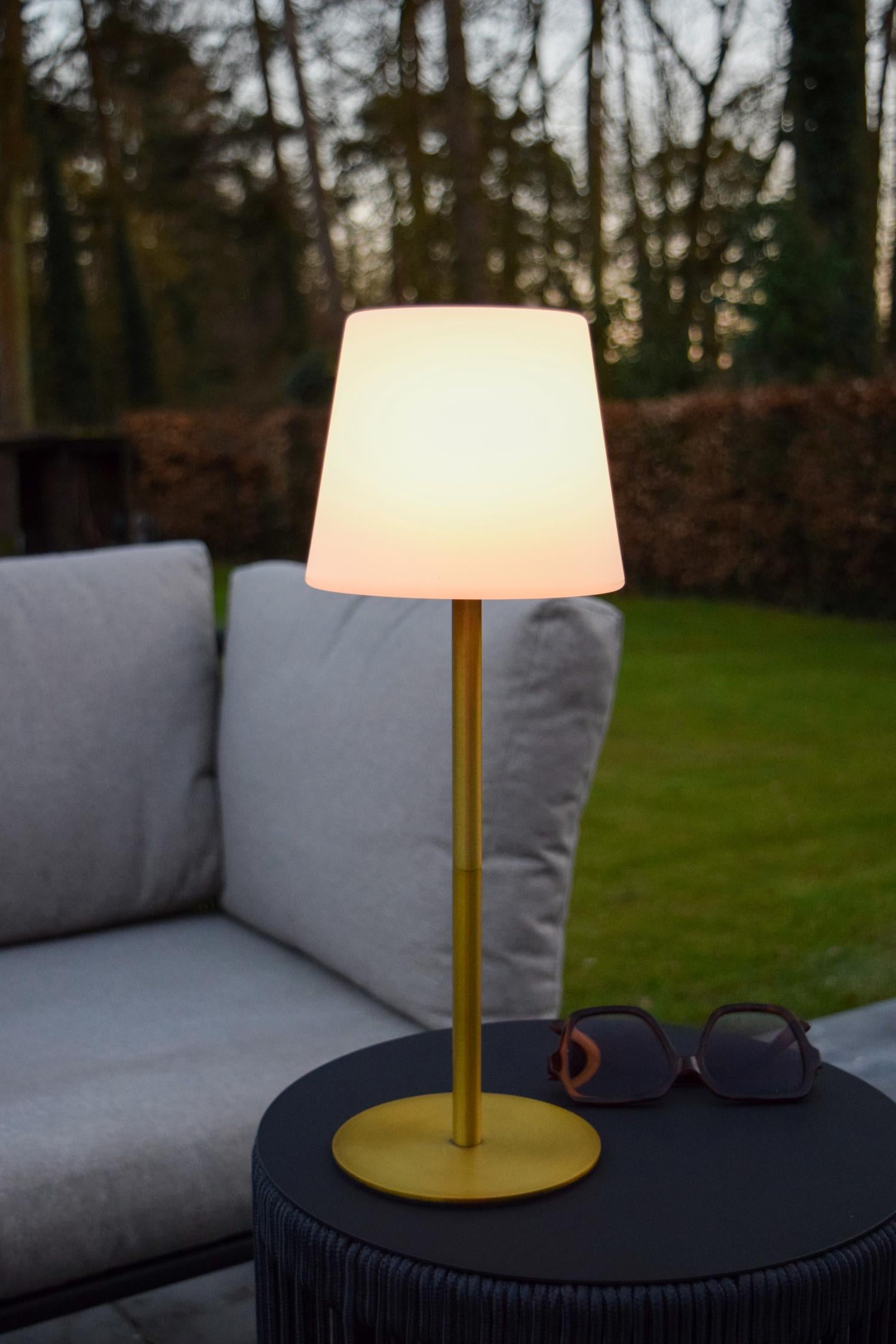 TYON - Oplaadbare Tafellamp Binnen/Buiten - Accu/Batterij - Ø 15 cm - LED Dimb. - 1x2W 2700K - IP65 - Mat Goud / Messing