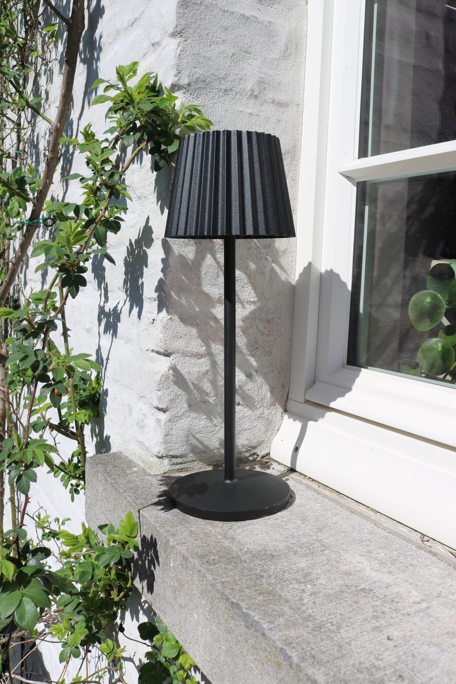 JUSTINE - Oplaadbare Tafellamp Binnen/Buiten - Accu/Batterij - LED Dimb. - 1x2W 2700K - IP54 - Met draadloos oplaadstation - Zwart