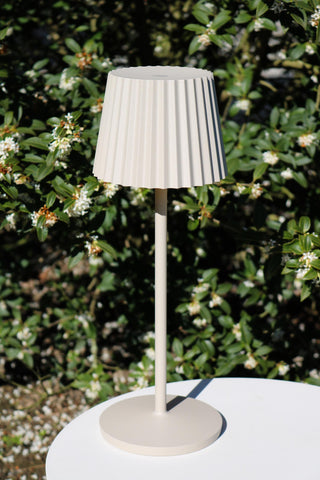 JUSTINE - Lampe de table rechargeable Intérieur/Extérieur - Batterie/Pile - LED Var. - 1x2W 2700K - IP54 - Avec station de charge sans fil - Beige