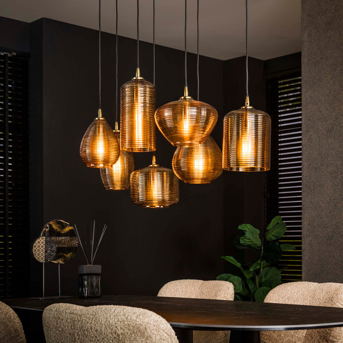 Pendant lamp Stripe Horizontal amber glass - 4+3-light, 93 cm wide