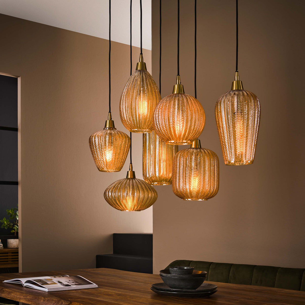 Hanglamp V-Shape amber glas - 4+3-lichts, 95 cm breed