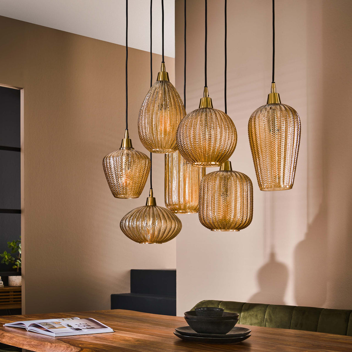 Hanglamp V-Shape amber glas - 4+3-lichts, 95 cm breed