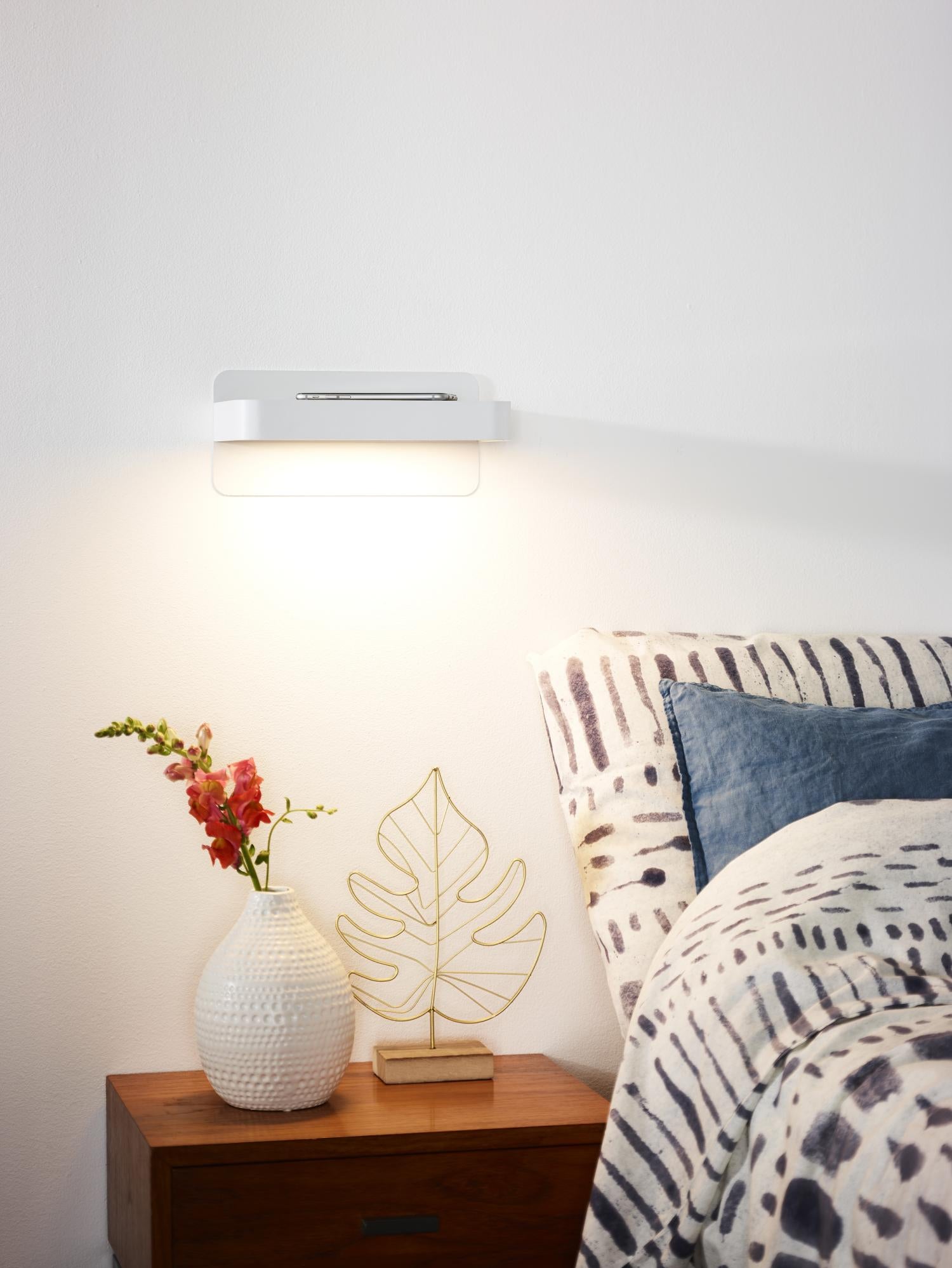 ATKIN - Bed light / Wall light - LED - 1x6W 3000K - With USB charging point - White