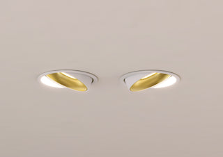 Fido 108 is een richtbare downlight met 800Lm, 2200-3000K, CRI 93, 10,3W. Bundelhoek 40°, Triac-dimbaar, afwerking Black/Gold, IP20.