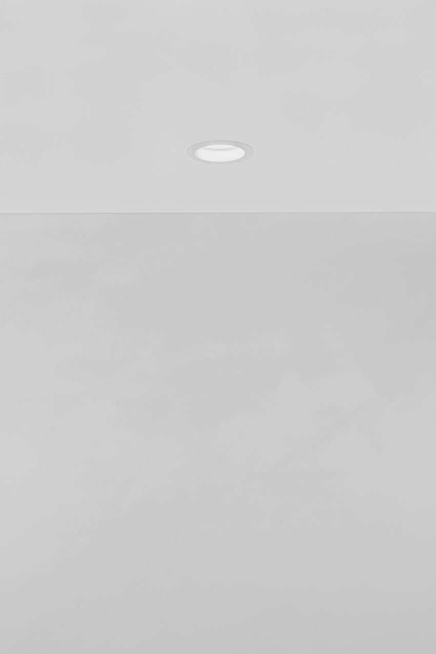 Fluxe 75 is a downlight with 800Lm, 2200-3000K, CRI 93, 10.3W. Beam angle 40°, Triac dimmable, finish Matt black RAL 9005, IP44/IP20.