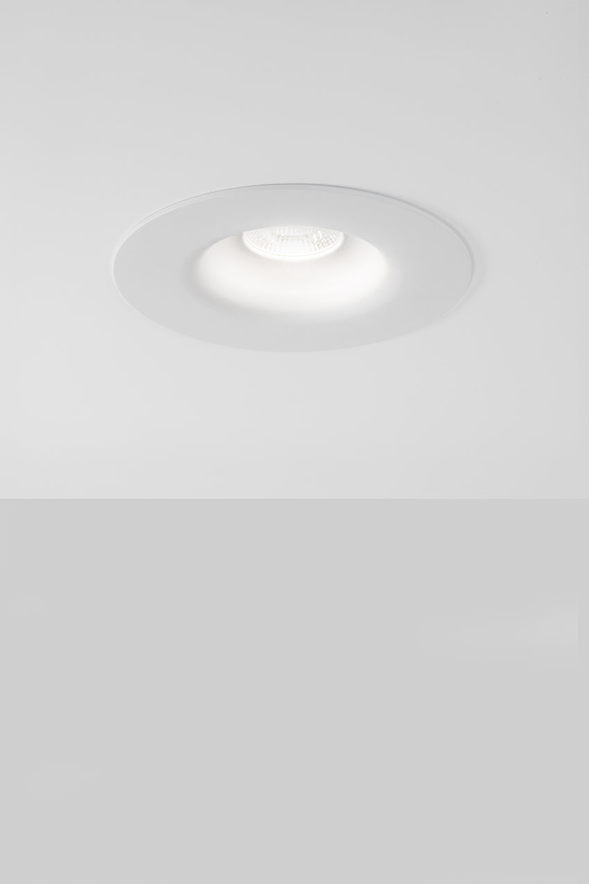 Linea 120 is a downlight with 800Lm, 3000K, CRI 93, 10.3W. Beam angle 80°, Triac dimmable, finish Matt black RAL 9005, IP65/IP20.