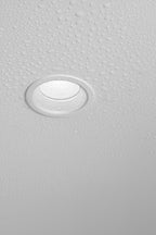Strada 75 is een downlight met 800Lm, 2700K, CRI 93, 10,5W. Bundelhoek 40°, Triac-dimbaar, afwerking White/Black, IP44/IP20.