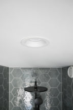 Linea 75 is a downlight with 800Lm, 2200-3000K, CRI 93, 10.3W. Beam angle 40°, Triac dimmable, finish Matt black RAL 9005, IP44/IP20.
