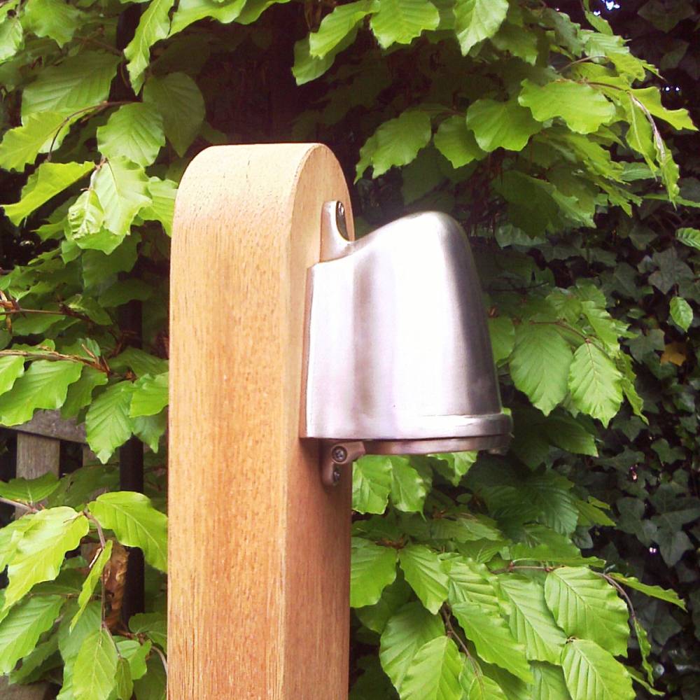 Tuinpaal Balume on Wooden Pole, geborsteld nikkel